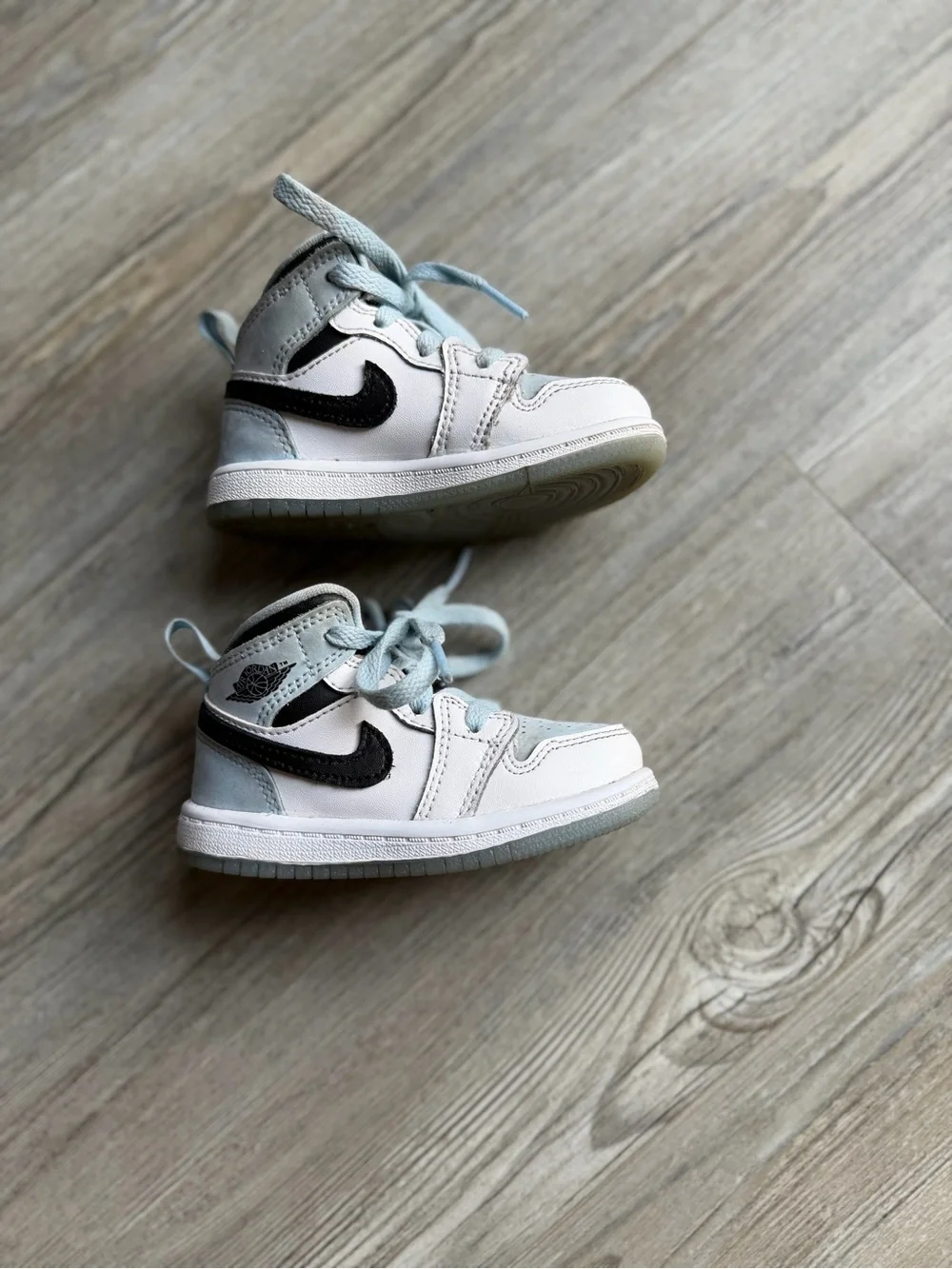 Jordan 1 Mid SE “Ice Blue”